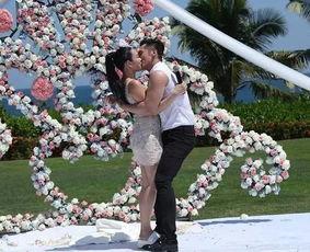 花海求婚吃瓜照片,甜蜜照片引网友热议