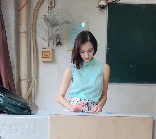 杭州大学美女吃瓜,瓜分校园美食,青春活力满满